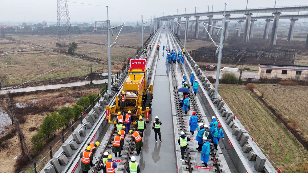 2月15日，在撫河特大橋接軌點，中鐵一局參建的昌九高鐵南昌東站至何家線路所先行開通段鋪軌貫通，南昌東站正式接入京港高鐵昌贛段、杭昌高鐵與京港高鐵實現快速互聯互通。昌九高鐵線路全長138公里，設計時速350公里，本次先行開通段全長21.177公里。未來線路開通后，杭昌線開往港深方向的列車無需繞行南昌南站，可直接經南昌東站快速往返。