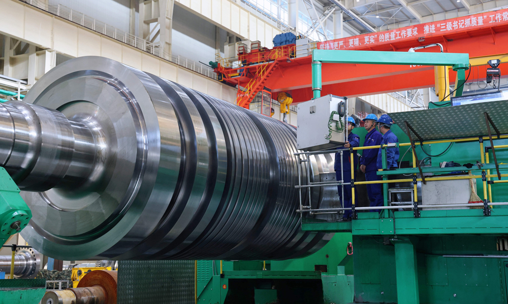 哈電集團汽輪機公司操作者進行昌江核電二期4號汽輪機組低壓轉子加工。