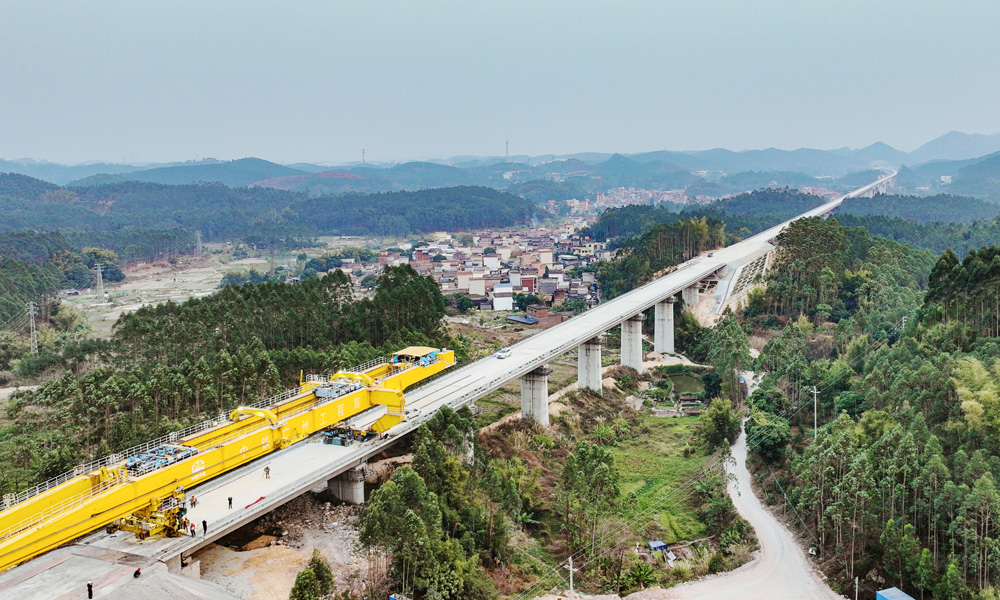 2月中旬，中鐵廣州局珠肇高鐵5標項目箱梁架設任務全部完成，成為全線首個完成箱梁制架任務的標段。5標段內建設的鶴山制梁場是珠肇高鐵全線最大制梁場，共承擔704榀梁制架任務，其中5標段293榀，4標、6標段411榀，主要為32米梁，部分24米梁。目前，梁場已完成制梁378榀，將開啟相鄰標段箱梁架設。