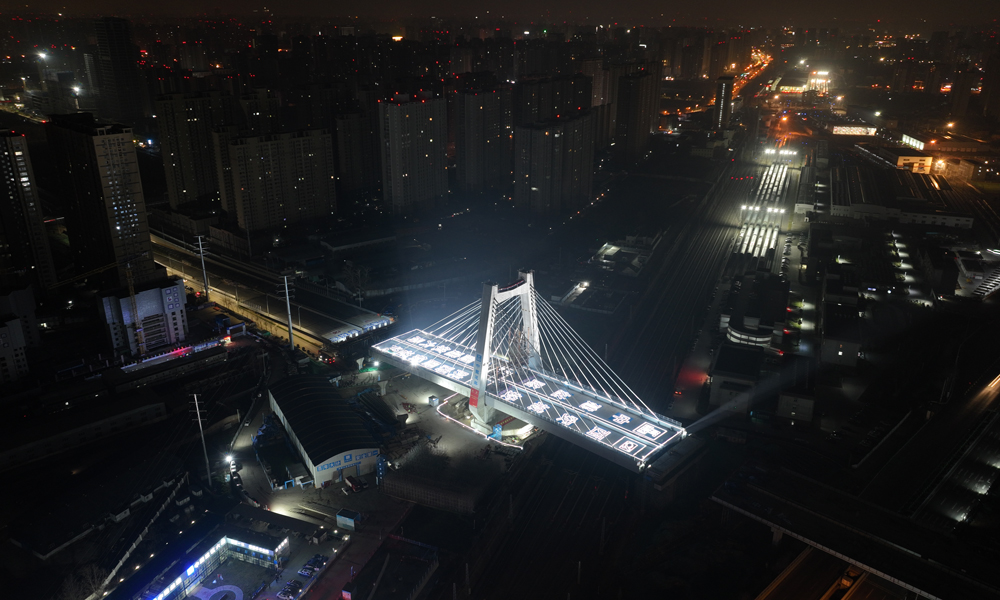 該座獨塔斜拉橋總長超過160米，轉體重量達到4.8萬噸，是幸福路北延伸工程主線上跨隴海鐵路的立交橋的核心部分。為不影響繁忙的隴海鐵路干線正常運行，項目建設團隊選擇通過轉體方式實現立交橋對隴海鐵路的跨越。本次斜拉橋轉體成功實施，標志著全線控制性工程取得重大突破。 