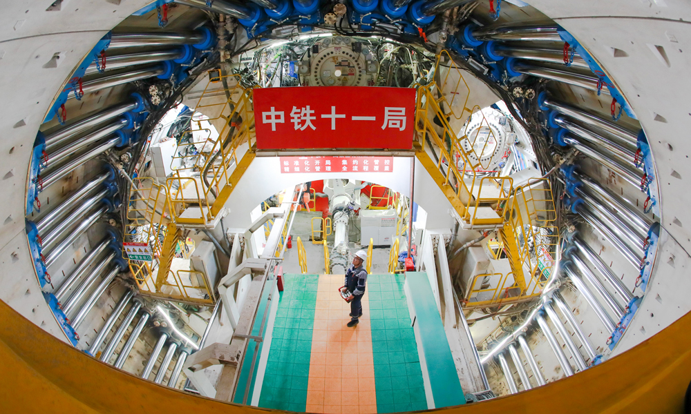 當前，中國鐵建錨定高質量發(fā)展目標，堅持不懈打造品質工程，全力推動各項重點項目建設。圖為在中鐵十一局參建的世界最長海底高鐵隧道——甬舟鐵路金塘海底隧道，建設者進行“定海號”管片拼裝作業(yè)。工程建成后，寧波至舟山通行縮至26分鐘，助力舟山群島融入國家高鐵網。