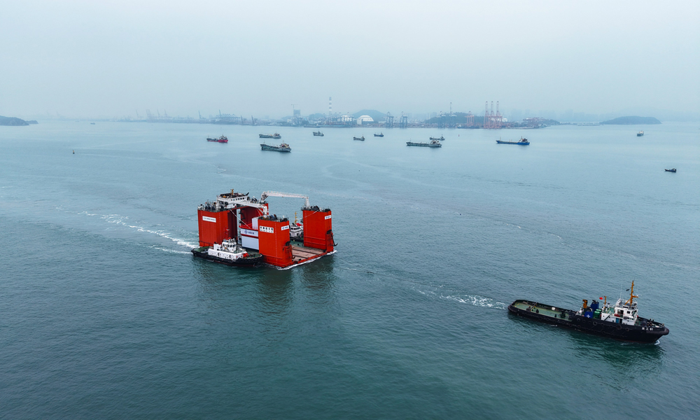 本次出運的裝配式墩臺為劉五店航道東側(cè)非通航孔橋墩臺，長18米、寬13.8米、高13.4米，重約3000噸，在中交集團一航局墩臺預制廠生產(chǎn)，由中交集團二航局“二航卓越”執(zhí)行吊裝。?