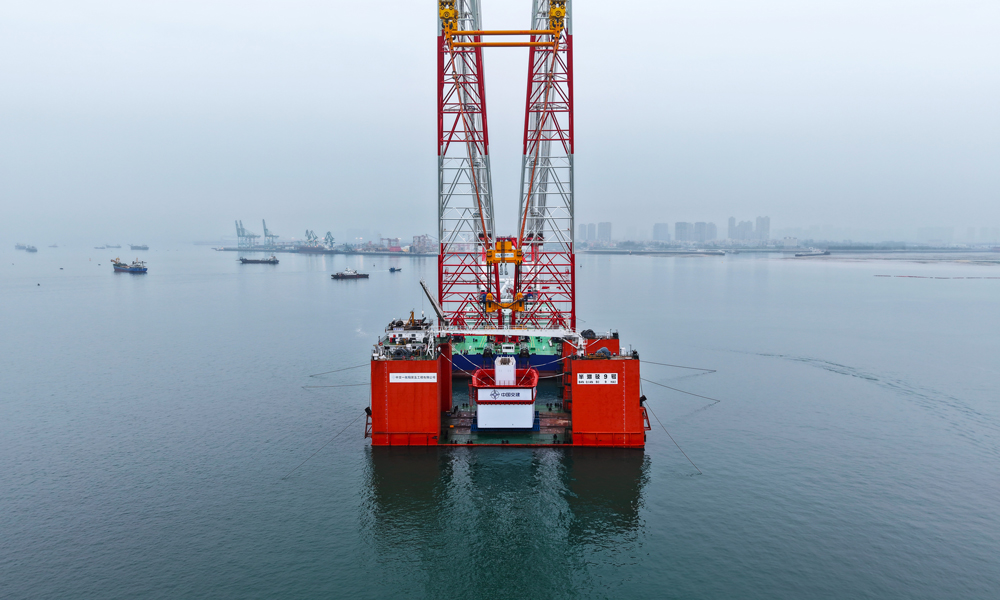 作為橋梁承重結(jié)構(gòu)，墩臺是支撐橋梁重量的關(guān)鍵部位，直接影響大橋的穩(wěn)定性和安全性。“第一墩”的成功落定，標志著海上主線橋梁進入裝配化施工新階段，開啟項目建設(shè)“陸海協(xié)同、智能拼裝”的快速實施模式。