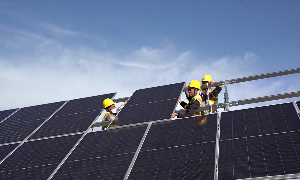 阿壩州紅原安曲一期光伏項目由中國建筑旗下中建二局承建，平均建設海拔3600米，占地面積達8000畝，設置76個光伏陣列區，共安裝45萬塊單晶雙面光伏組件，建設1座220千伏升壓站和1座總功率為50兆瓦儲能電站，總裝機規模達25萬千瓦。