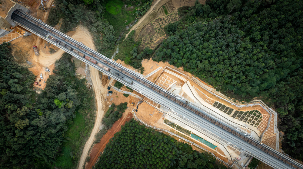 3月20日上午，在邊境城市廣西壯族自治區憑祥市，隨著鋪軌機將最后一段500米長鋼軌鋪設在憑祥東站出站五線大橋上，南憑高鐵崇憑段全線鋪軌完成，預計8月份進入聯調聯試階段，今年內具備開通運營條件。