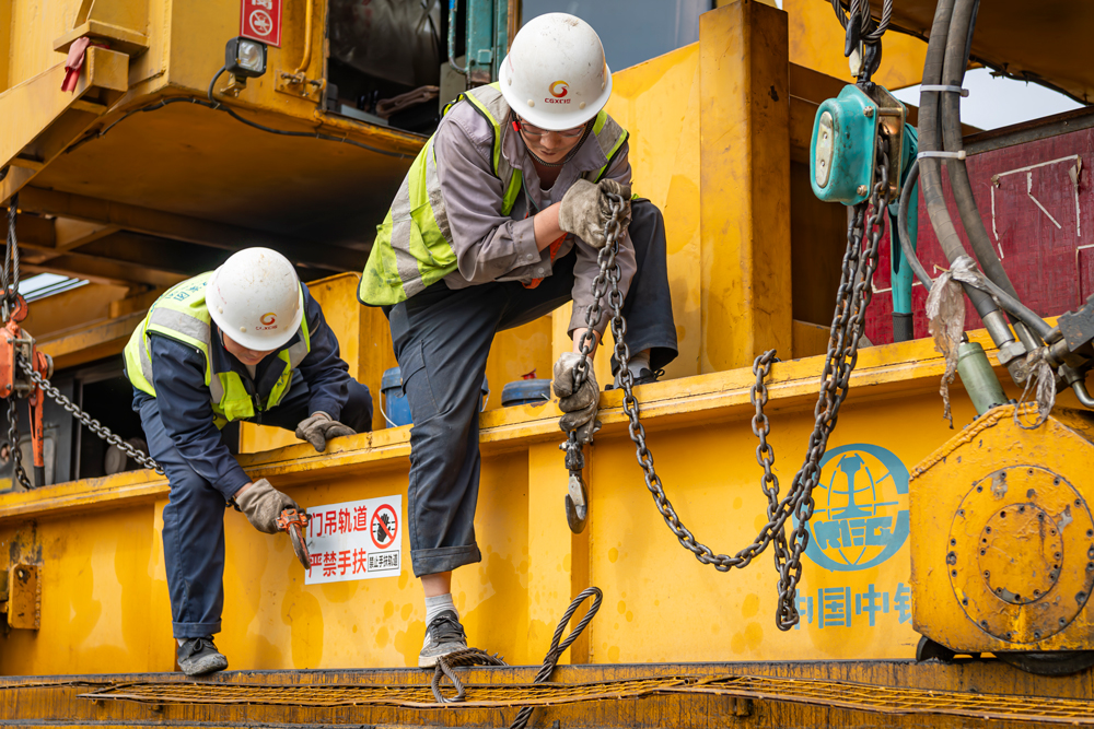 據了解，目前南憑高鐵崇憑段路基、橋梁、隧道、鋪軌等站前工程已全面收官。全線2000多名施工人員正全力推進“四電”工程、房建工程等。