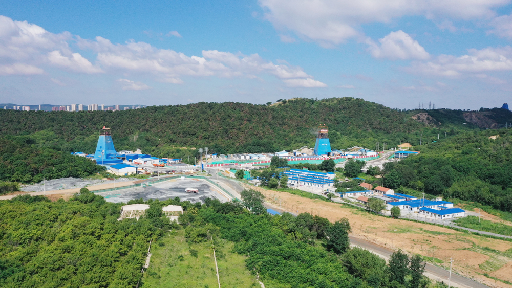 近日，中國五礦陳臺溝鐵礦項目建設現場一片繁忙景象。作為國家“基石計劃”首批開工的重點項目，陳臺溝鐵礦緊緊錨定“2026年7月實現試生產”目標，狠抓井巷工程建設，倒排網絡計劃，加快關鍵線路施工，力爭2025年全年完成29.5萬立方米工程量，確保年底前井巷工程完成90%以上，為明年按期進入生產階段打下堅實基礎。