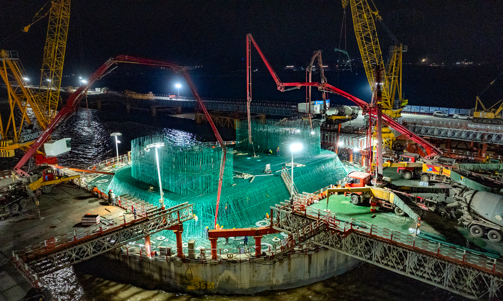 西堠門公鐵兩用跨海大橋具有首次在跨海高速鐵路橋梁上采用斜拉懸索協(xié)作體系、首次應(yīng)用空間變幅纜索體系、世界首個(gè)嵌入式設(shè)置沉井基礎(chǔ)等三項(xiàng)“世界首創(chuàng)”和“世界最大跨度公鐵兩用大橋”“世界最寬公鐵兩用大橋”“世界最高公鐵兩用大橋主塔”“世界最大規(guī)模巖錨”“世界最大直徑橋梁鉆孔樁基礎(chǔ)”等五項(xiàng)“世界之最”。