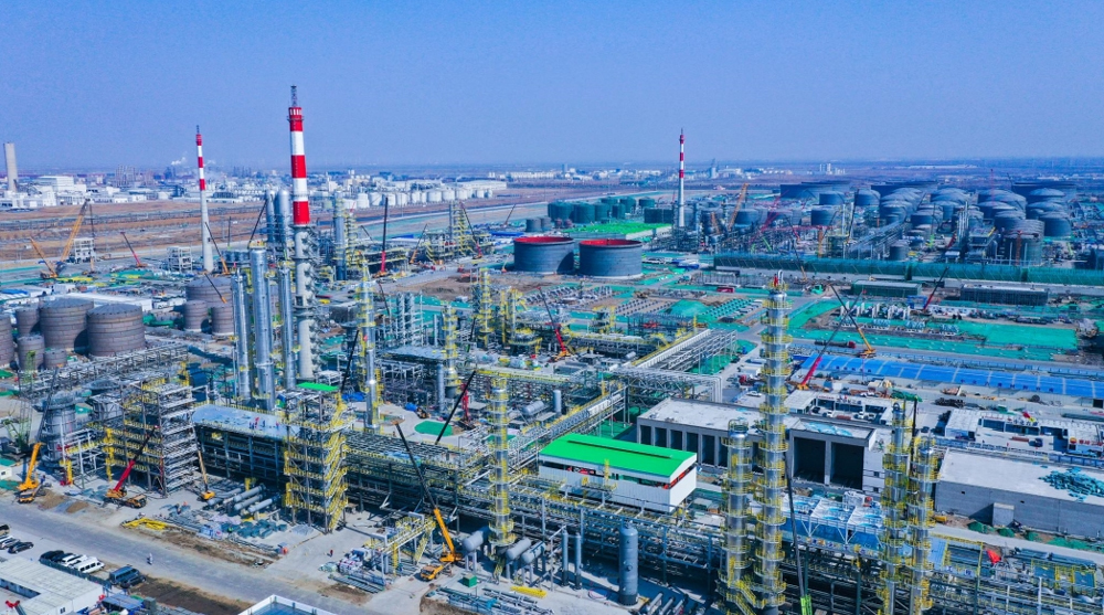 華錦阿美精細(xì)化工及原料工程項(xiàng)目165萬噸乙烯裝置是我國最大的乙烯裝置，目前土建工程已收尾，鋼結(jié)構(gòu)設(shè)備大面積施工，完成了對(duì)流段所有模塊的吊裝。據(jù)介紹，作為乙烯裝置的核心，建設(shè)中的8臺(tái)裂解爐對(duì)流段模塊高達(dá)30多米，每臺(tái)裂解爐有8個(gè)對(duì)流段模塊。8臺(tái)裂解爐中有3臺(tái)的輻射段是在現(xiàn)場(chǎng)組對(duì)安裝的，其余5臺(tái)的輻射段為模塊到貨，現(xiàn)場(chǎng)利用軸線車推送就位。