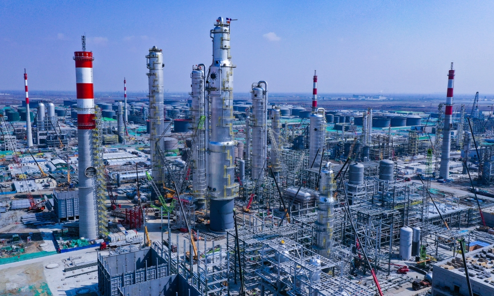 芳烴聯(lián)合裝置核心設(shè)備抽余液塔高高聳立在項(xiàng)目現(xiàn)場(chǎng)。抽余液塔高118米、直徑15米，裸重3500噸、起吊重4366噸，是全球化工項(xiàng)目同類型塔器中直徑最大、高度最高、重量第二的設(shè)備，也是華錦阿美精細(xì)化工及原料工程項(xiàng)目最大的單體設(shè)備。據(jù)介紹，抽余液塔吊裝預(yù)留區(qū)域的基礎(chǔ)開挖即將全面展開。