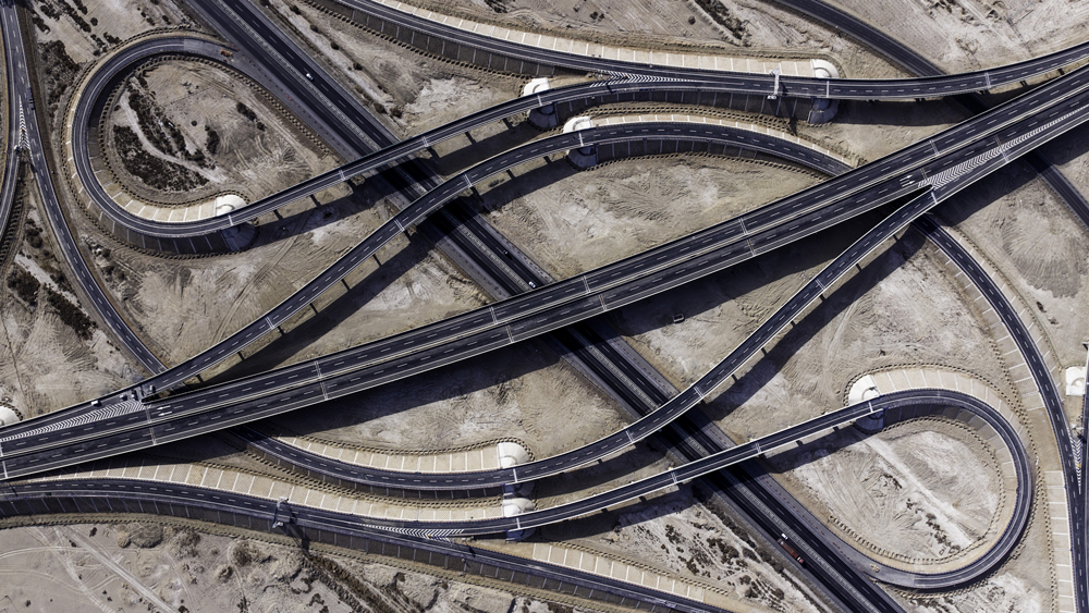 該路段位于巴音郭楞蒙古自治州境內(nèi)，全長143公里，主線共設(shè)置特大橋10座、大橋42座、中橋26座、小橋25座、涵洞213道、互通立交7處及6座收費(fèi)站和3個服務(wù)區(qū)等。