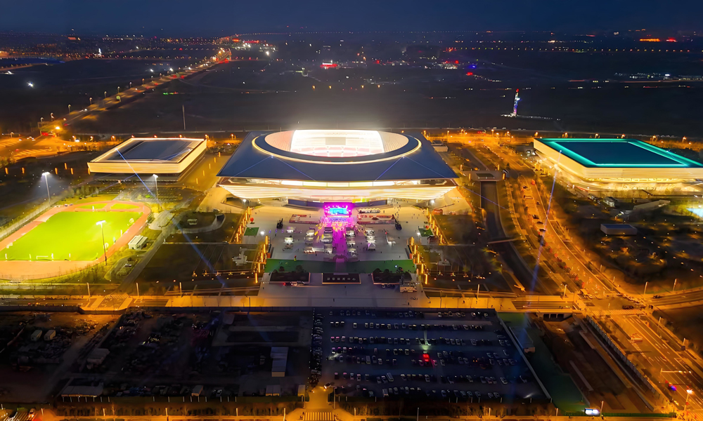 該項目深度應用中建二局自主研發(fā)的金屬屋面智慧平臺，導入BIM模型，自動套料下料，該平臺已建立超20項生產數(shù)據(jù)標準接口，可實現(xiàn)同源數(shù)據(jù)在上下游相關企業(yè)的一鍵無損流轉，極大提高屋面構件的下料速度并將項目平均套料損耗率降低至1%以下，安裝精度控制在5毫米以內，實現(xiàn)了屋面下料速度和精度的“雙翻倍”，此外，智慧平臺還可以實時掌握，現(xiàn)場質量情況、整改閉合度及形象進度，推動現(xiàn)場精細化管理。