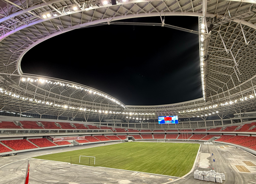 雄安體育中心既是雄安新區(qū)重要的體育活動配套設施，可承接高規(guī)格國際賽事、演藝演出、會議會展等活動，也是一座面向全城民眾的綜合性體育公園，可滿足市民體育鍛煉、休閑娛樂、購物消費等多樣化需求。