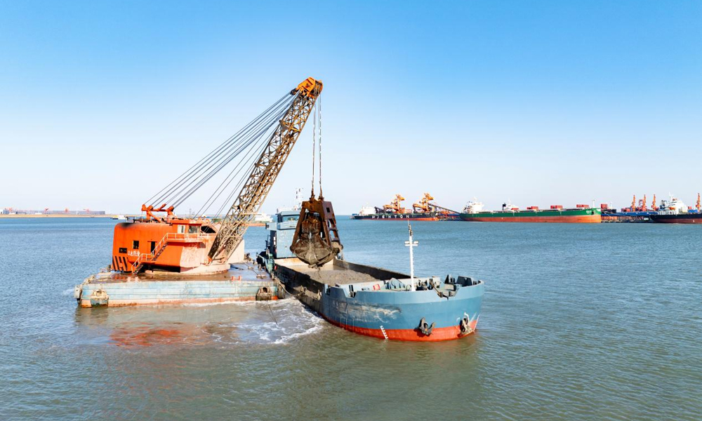 近日，國家能源集團(tuán)項(xiàng)目建設(shè)現(xiàn)場(chǎng)一片繁忙景象：川西高原，世界第一高壩壩體日漸升高；渤海海畔，五期港口建設(shè)有序推進(jìn)；長江北岸，電廠鋼架安裝全面鋪開。鏡頭掃過安全帽上的春雨，掠過青青草地上的露珠……國家能源集團(tuán)工作人員在蓬勃的春意中，向著更燦爛的明天進(jìn)發(fā)。圖為港口公司黃驊港務(wù)煤炭五期工程項(xiàng)目建設(shè)現(xiàn)場(chǎng)。梁雪冰 攝