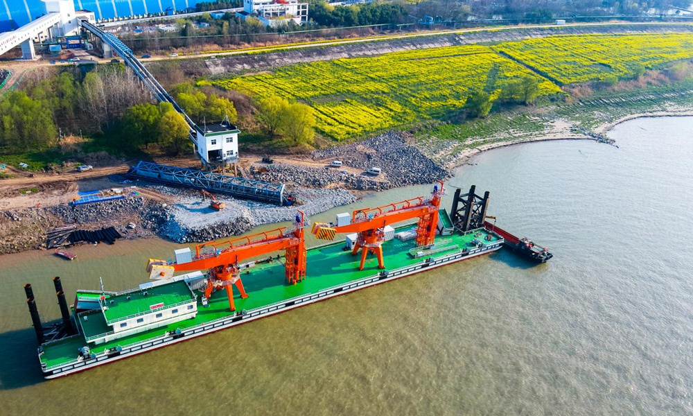 春江畔，國內(nèi)首臺(tái)套螺旋卸船機(jī)浮碼頭在安徽公司池州電廠順利靠泊，該廠二期碼頭改造工程進(jìn)入最后沖刺階段，即將為電廠穩(wěn)定供能及區(qū)域能源保障注入新活力。王曦敏 攝