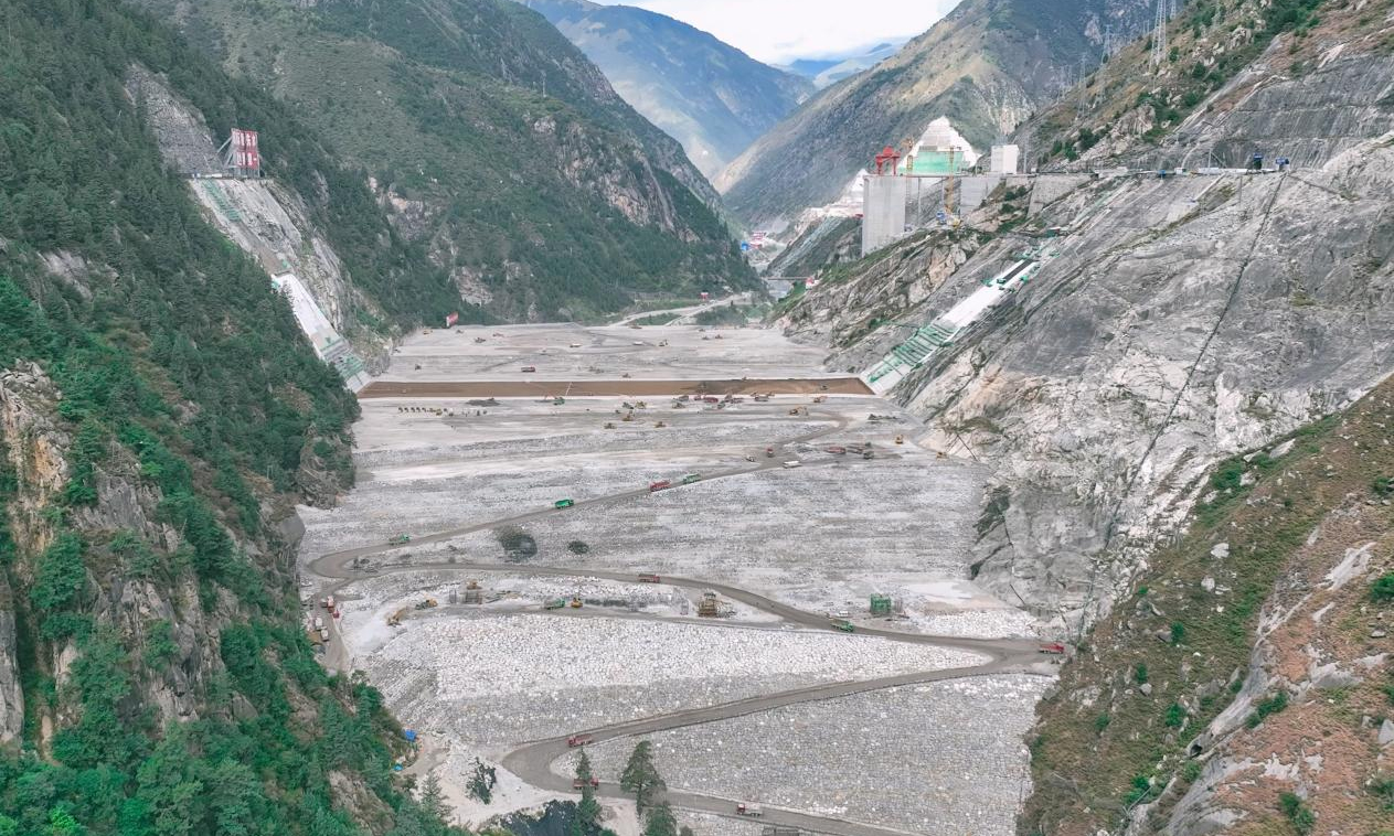 春日的川西高原上，忙碌的工程車輛在世界第一高壩建設(shè)現(xiàn)場(chǎng)來回穿梭，隨著一方方土石被填筑壓實(shí)，大壩壩體日漸升高，國家能源集團(tuán)工作人員全力以赴，向著年內(nèi)投產(chǎn)發(fā)電目標(biāo)奮力沖刺。鄧琛凱 攝