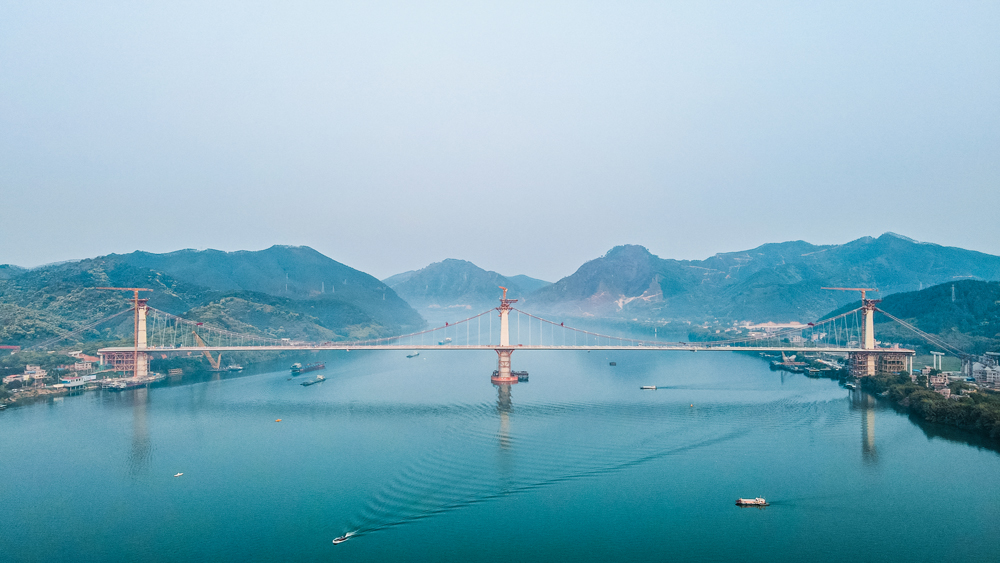 近日，中交二航局承建的廣西蒼容潯江大橋成功合龍。