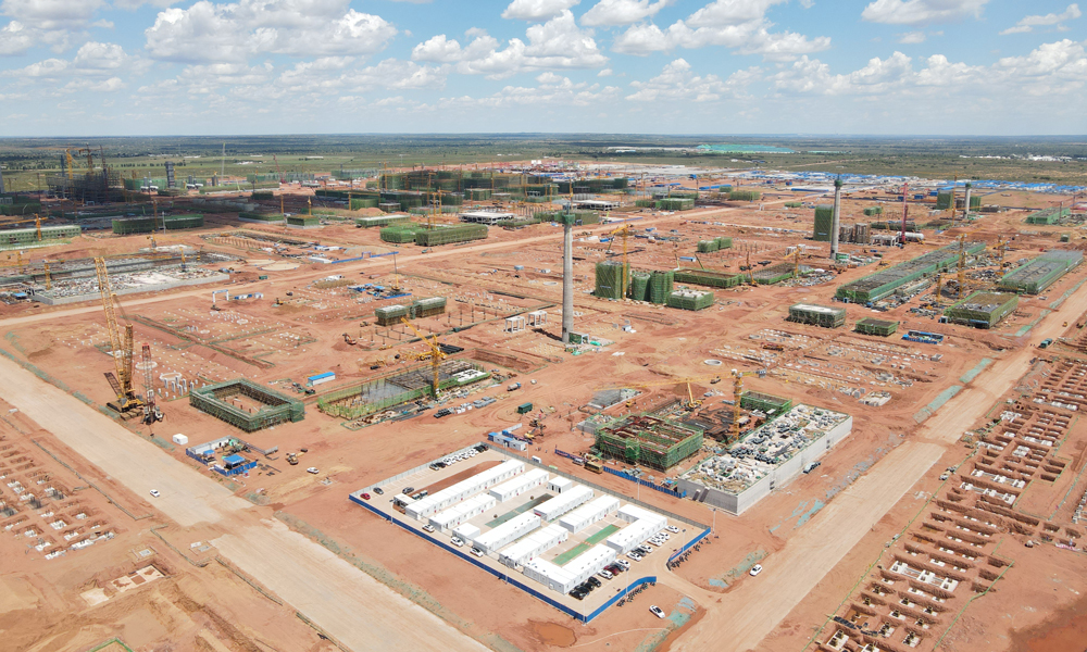 春季沙墻壓境，隨著內蒙古氣象臺發布沙塵暴黃色預警，沙粒擊打面罩的噼啪聲中，工人們迅速壓重壓實現場材料，鋼纜捆扎固定腳手架，關鍵設備被套上防風罩，螺栓緊固聲與對講機指令此起彼伏……“氣象預警-設備防護-快速響應”三級體系，讓項目團隊早已將應急預案刻入肌肉記憶，有條不紊地進行著應對工作。等天空重現湛藍，項目團隊又鉆進設備叢林，掃過每道焊縫，清理黃沙、全面檢查，確保沙塵過后24小時內，生產現場恢復運轉。