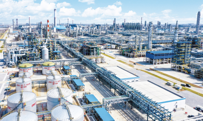 該項目的順利投產(chǎn)，將進一步延長中化泉州石化丙烯下游產(chǎn)業(yè)鏈，強化資源高效利用，有效提升產(chǎn)品附加值，為產(chǎn)業(yè)鏈延鏈強鏈奠定堅實基礎。中國中化泉州基地通過打造“油頭化尾、鏈式發(fā)展”的產(chǎn)業(yè)格局，形成從原油加工到高附加值新材料的全產(chǎn)業(yè)鏈競爭優(yōu)勢，將進一步提升新材料自主保障能力，推動區(qū)域經(jīng)濟高質(zhì)量發(fā)展。