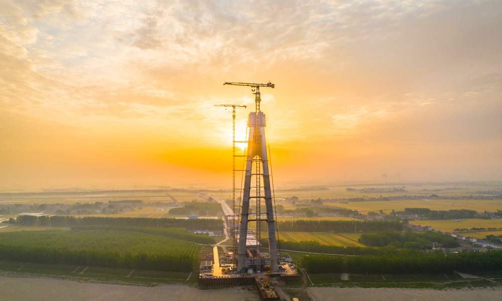5月6日，由中國鐵建大橋局承建的世界最大跨度公路斜拉橋——觀音寺長江大橋北岸主塔成功封頂，標志著大橋建設取得突破性進展，為后續主梁及斜拉索施工奠定堅實基礎。圖為觀音寺長江大橋主塔封頂施工現場。　