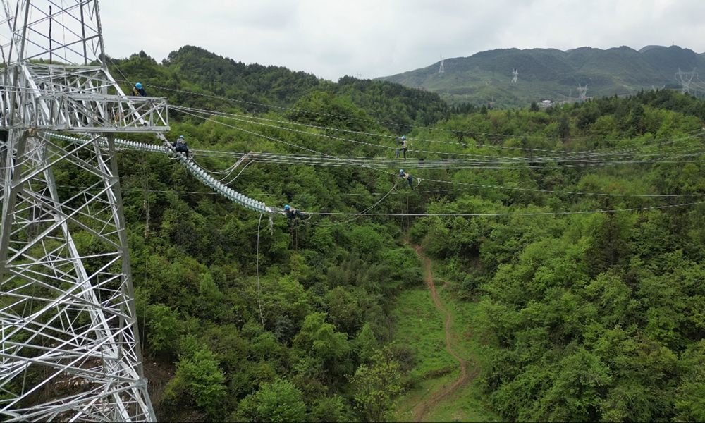 在貴州畢節(jié)市赫章縣，貴州烏撒至奢香第二回500千伏新建線路工程建設(shè)正酣，塔材被陸續(xù)運上海拔2000多米的高山，施工人員緊張有序地開展鐵塔組立、導(dǎo)地線架設(shè)等工作。