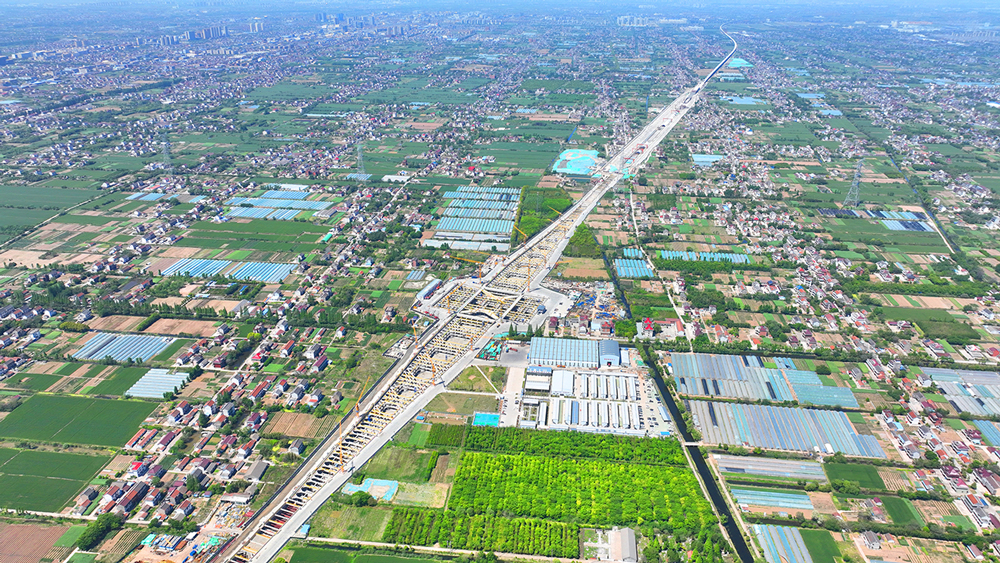 近日，隨著第一車混凝土注入海門北站地下18米深的A1區基底，中國中鐵旗下中鐵一局施工的國內最長超大超深基坑地下高鐵站——北沿江高鐵海門北站地下主體結構施工全面啟動。