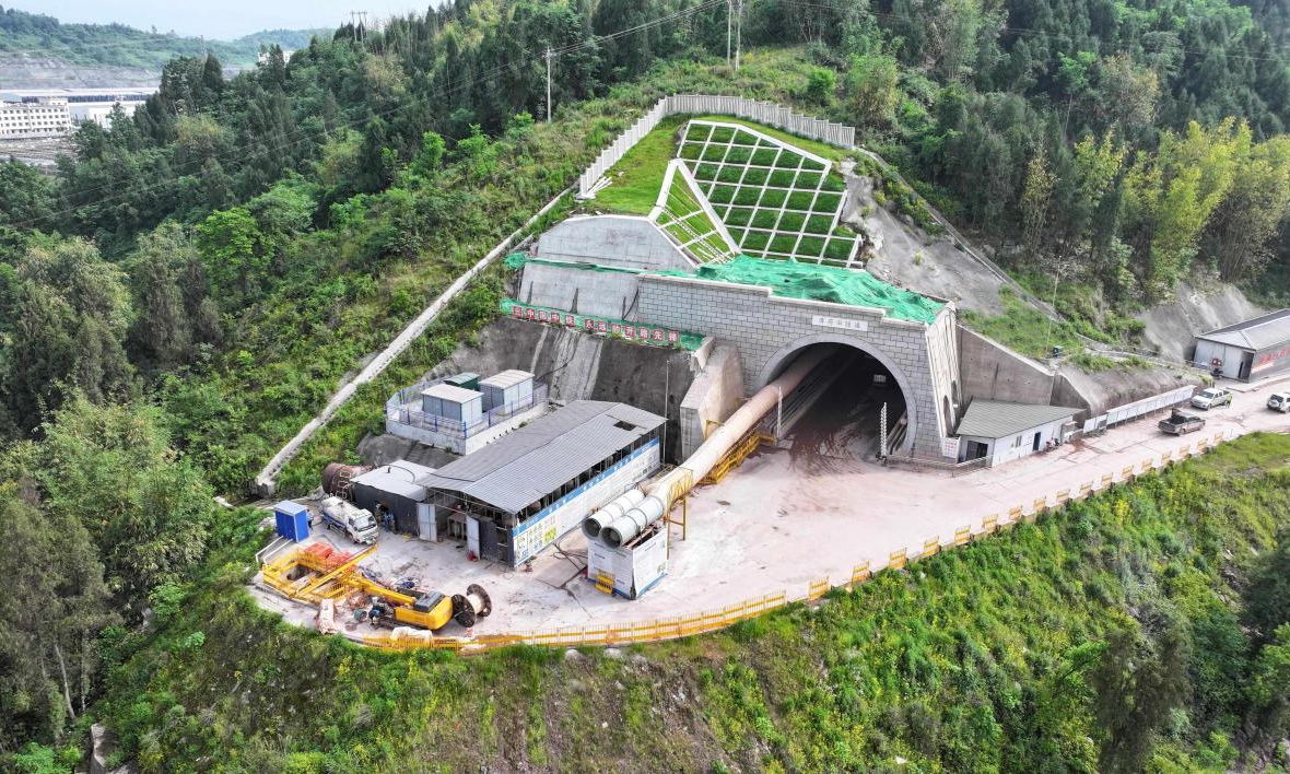 近日，中國中鐵旗下中鐵三局承建的渝萬高鐵薄荷田隧道貫通，成為全線貫通的首座4公里以上高瓦斯隧道。隧道全長4856米，最大埋深141米，圍巖均為Ⅳ、Ⅴ級，隧道地層下存在油氣儲層并且含量豐富，瓦斯壓力最高為0.13兆帕。渝萬高鐵正線全長251公里，設計時速350公里，建成通車后，渝東北地區將與已通車的鄭渝高鐵形成時速350公里高鐵雙通道，對推動三峽旅游資源開發、助力“一帶一路”與長江經濟帶建設具有重要意義。