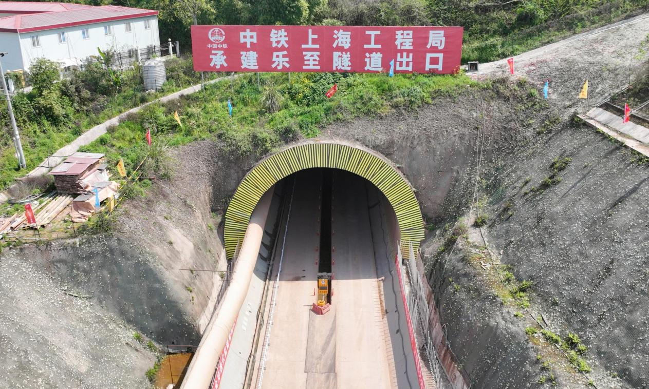 近日，中國中鐵旗下中鐵上海局承建的成達萬鐵路樂至隧道順利貫通。至此，成達萬鐵路6座隧道工程全面貫通。成達萬高鐵正線全長477公里，設計時速350公里。建成通車后，將形成成都直達中原和京津冀地區的便捷客運通道，對推動成渝地區雙城經濟圈建設、長江經濟帶發展具有重要意義。
