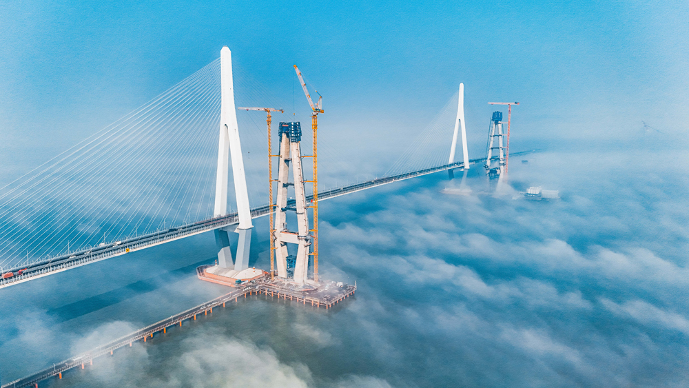 近日，中交二航局承建的國內首座市域（郊）鐵路跨海大橋——寧波象山港跨海大橋南中塔柱成功合龍。建設者們以飽滿的熱情晝夜奮戰，在確保工程質量和安全的前提下，科學施工，全力推進項目進度。