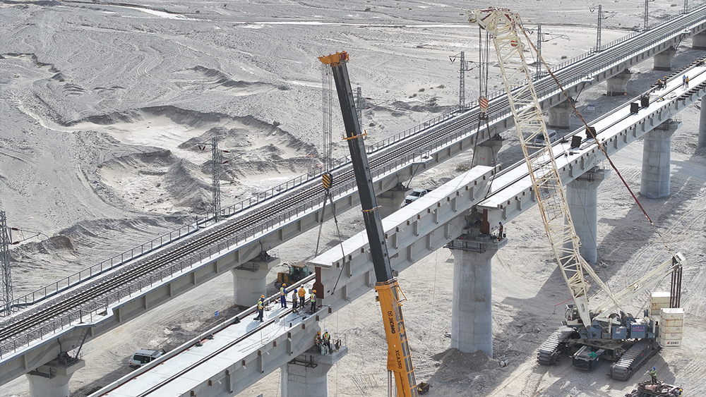 羅若鐵路全長約300公里，設計時速120公里。中國中鐵旗下中鐵一局承擔全線的鋪架施工任務，包括制架T梁366單線孔、正線鋪軌297.73公里、站線鋪軌31.44公里、鋪設道岔114組、鋪設道砟104.2萬立方米。米蘭河特大橋位于新疆維吾爾自治區鐵門關市境內，全長2449.86米，共需架設T梁75孔。