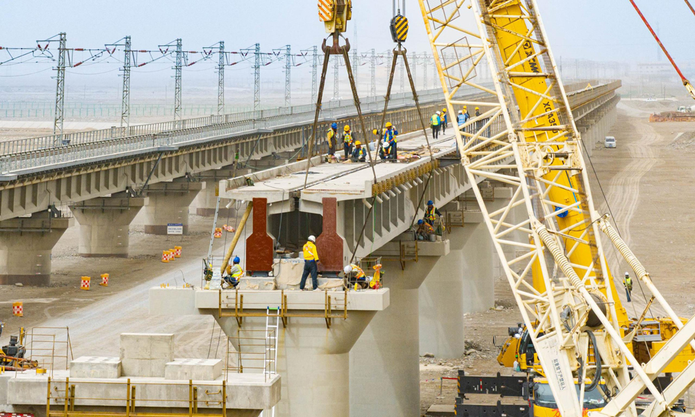 羅若鐵路全線建成后，將連通既有和若鐵路、哈羅鐵路，并與蘭新鐵路、格庫鐵路銜接，形成多徑路的進出疆通道，對助力沿線礦產資源開發，提升“公轉鐵”運輸能力，優化完善區域路網布局具有積極意義。