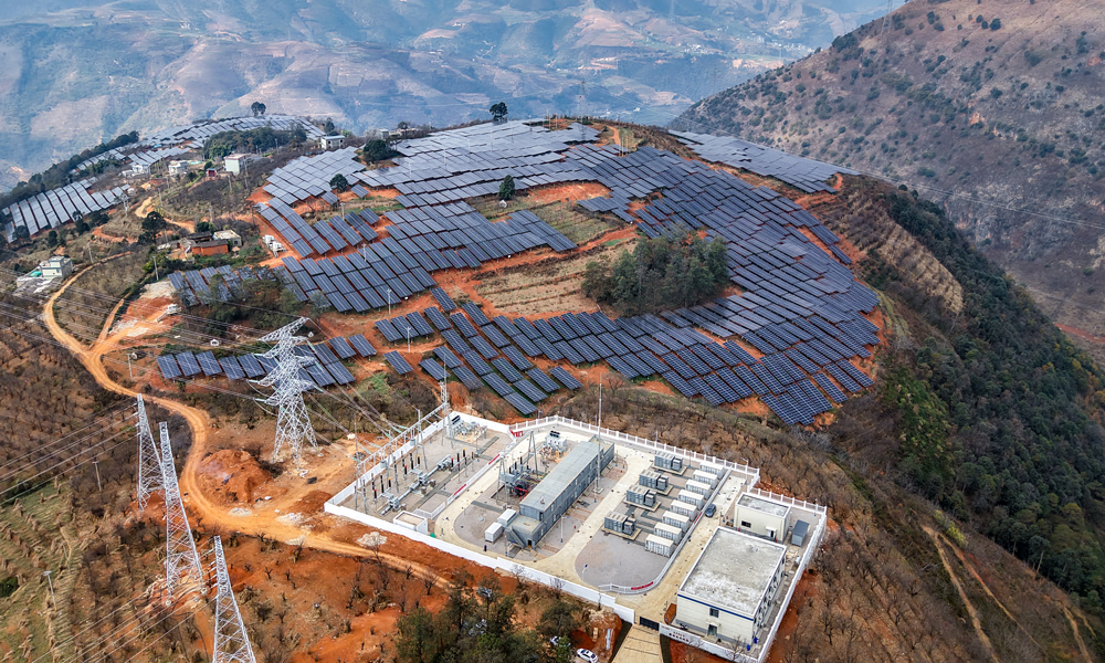 近日，由東方電氣集團(tuán)所屬東方光能投資建設(shè)的云南祿勸200兆瓦農(nóng)光互補(bǔ)光伏項(xiàng)目順利實(shí)現(xiàn)全容量并網(wǎng)。該項(xiàng)目是目前已投運(yùn)的國內(nèi)規(guī)模最大高海拔農(nóng)光互補(bǔ)光伏項(xiàng)目，將助力西南地區(qū)“光伏+農(nóng)業(yè)”融合發(fā)展邁入新征程。項(xiàng)目占地面積約3800畝，直流側(cè)裝機(jī)240兆瓦，總投資約8億元，自2024年7月開工建設(shè)，東方光能僅用10個(gè)月時(shí)間，在海拔2000米的云貴高原上建起了一座“藍(lán)色海洋”，為區(qū)域能源結(jié)構(gòu)轉(zhuǎn)型與鄉(xiāng)村振興注入強(qiáng)勁動(dòng)能。