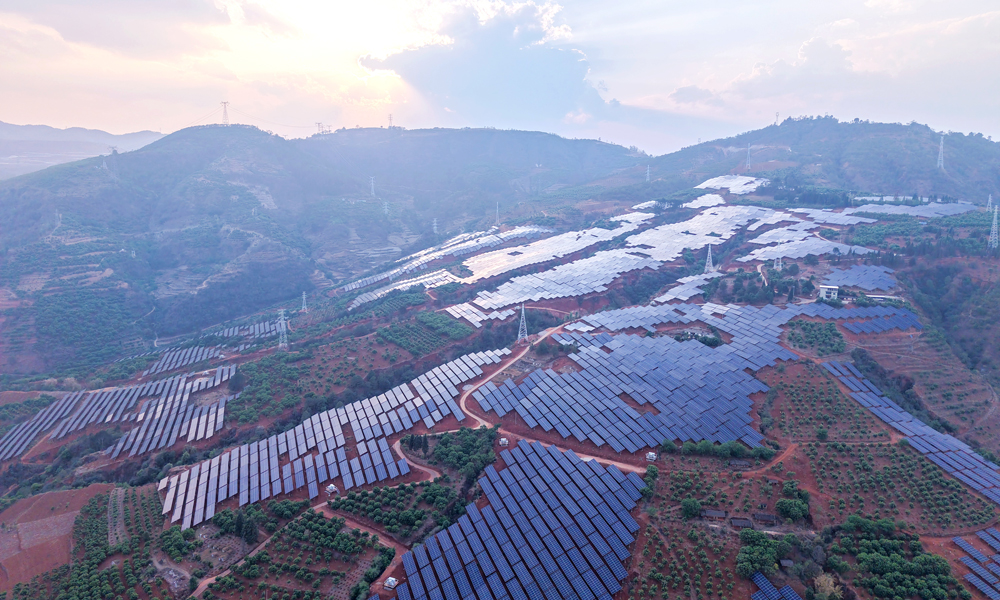 云南祿勸200兆瓦農(nóng)光互補(bǔ)光伏項(xiàng)目建設(shè)過程中，東方光能管理團(tuán)隊(duì)攻克山地施工地形復(fù)雜、光伏與農(nóng)業(yè)協(xié)同規(guī)劃精準(zhǔn)高等難題，采用無人機(jī)吊裝、多平臺(tái)三維輕量化等現(xiàn)代施工技術(shù)，實(shí)現(xiàn)了項(xiàng)目施工全流程的可視化管理，攻克了建設(shè)和技術(shù)難關(guān)。