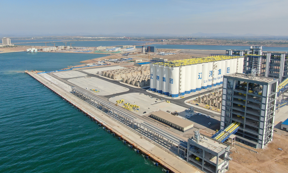 近日，招商局集團旗下大連太平灣合作創新區各項目施工現場熱火朝天。在助力東北振興的大背景下，招商局集團以此為平臺，深化與遼寧的合作，不斷打造新項目、新模式、新平臺。圖為太平灣糧油供應鏈產業園散糧碼頭施工現場。