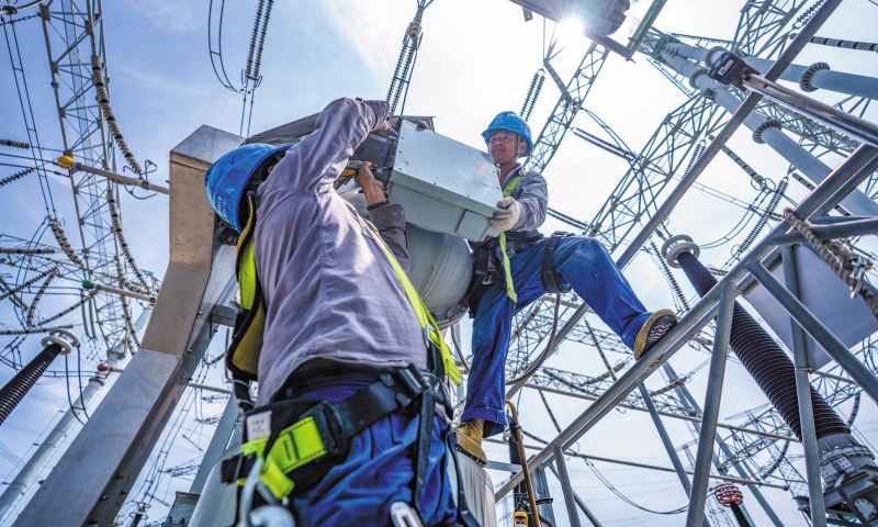 國家電網檢修人員檢查機構箱。