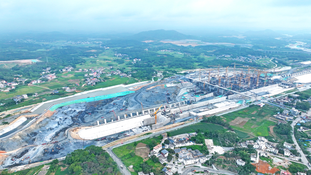 近日，中交集團(tuán)所屬一航局參建的廣西平陸運(yùn)河企石樞紐上下閘首混凝土結(jié)構(gòu)物全部成功封頂。