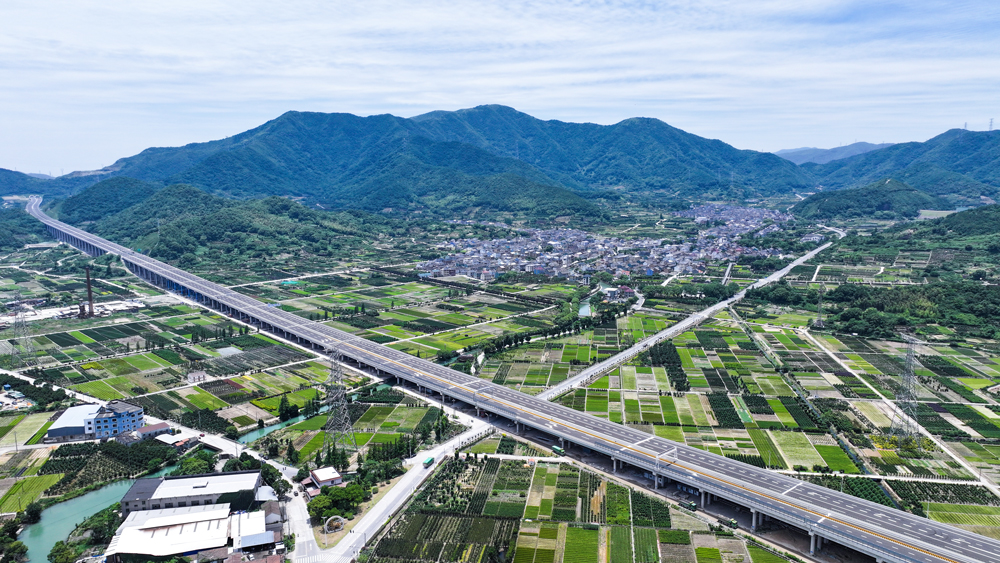 近日拍攝的浙江寧波舟山港六橫公路大橋一期工程。