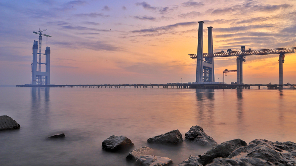 江蘇張靖皋長江大橋，貫通蘇州張家港市、泰州靖江市和南通如皋市。大橋跨江段全長7.9公里，包括兩座航道橋，其中南航道橋跨度2300米。