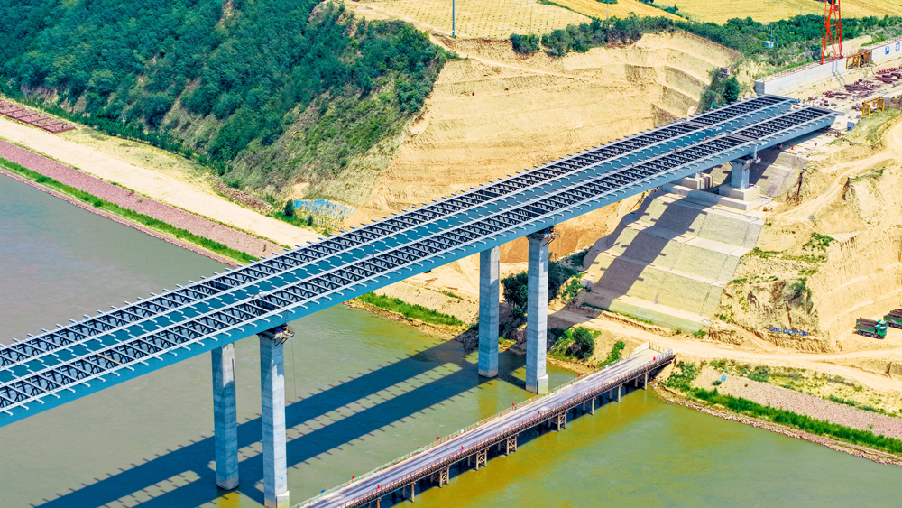 焦平高速焦滎段黃河特大橋總長約10.14公里，主要由主橋、南水北調橋、西霞院干渠橋、跨老蟒河橋等組成，雙向六車道，設計時速120公里。