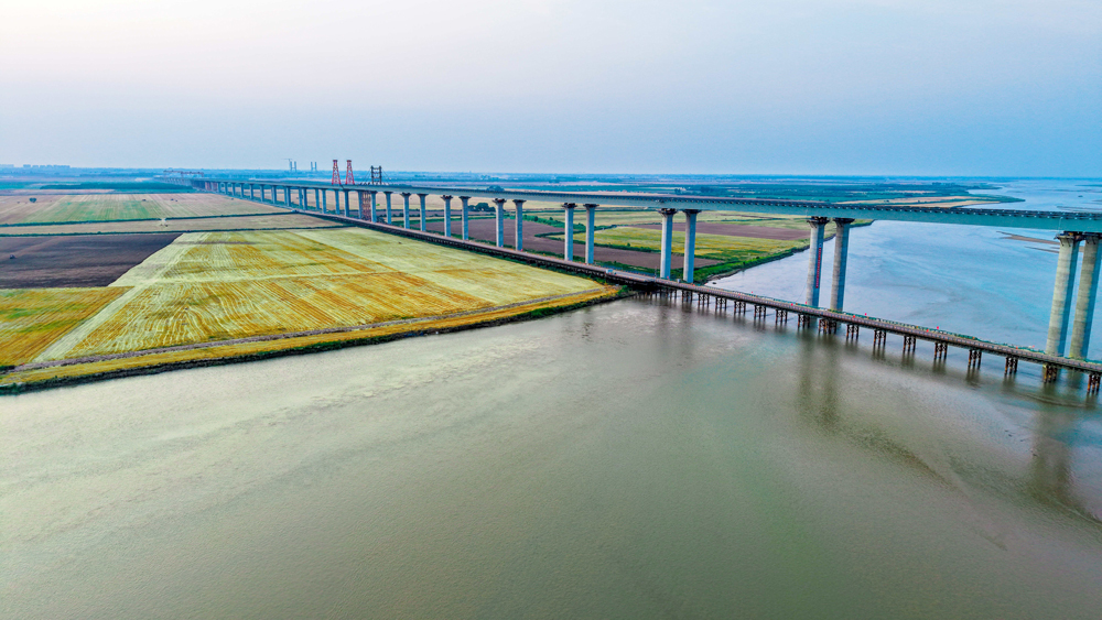 焦平高速是河南省“十四五”綜合交通規劃重點項目，全長約160公里，串聯鄭州、許昌、漯河等多座城市。全線建成通車后，豫北至豫南車程將縮短1.5小時，顯著提升黃河南北兩岸物流效率，強化鄭州都市圈輻射帶動作用，對促進沿線文旅資源開發、產業升級、區域經濟發展具有重要意義。