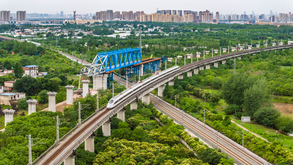 滬寧合高鐵全長554公里，其中由中鐵四局四公司承建的合肥樞紐站前標段線路全長23.16公里。此次施工的鋼桁梁為還建合寧繞行左線跨店埠河特大橋的重要組成部分，上跨既有滬蓉鐵路。施工期間共用4個二級封鎖點，總計滑移113.3米，跨度達96米，其中主體、臨時結構及附屬結構總重1178噸。