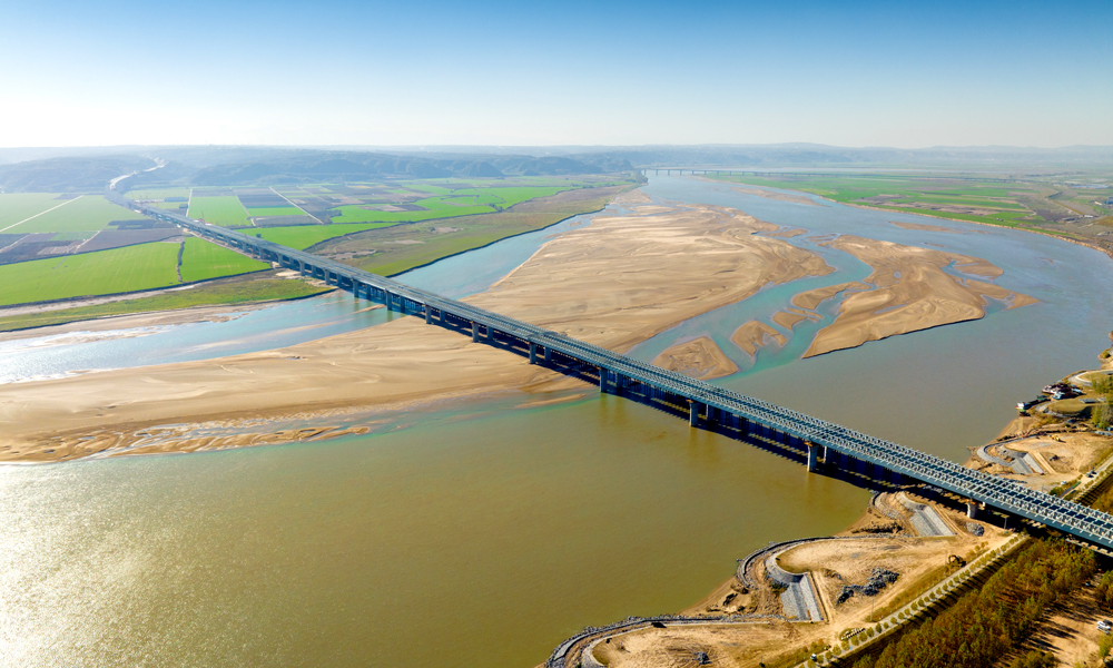 沁伊高速黃河特大橋主橋主梁采用槽型鋼混組合梁結(jié)構(gòu)，并運(yùn)用了國際上先進(jìn)的步履式頂推施工工藝，實(shí)現(xiàn)了單向最大頂推距離1285米，頂推單跨達(dá)100米，是國內(nèi)頂推距離最長、單跨頂推距離最大的橋梁之一。