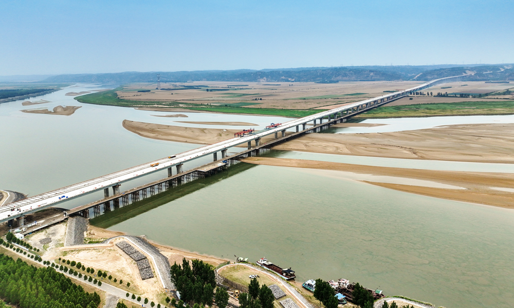 沁伊高速公路計(jì)劃今年12月底建成通車。項(xiàng)目建成后，將在太行高速，荷寶高速、沿黃高速之間形成一條新的縱向高速公路通道，加強(qiáng)沿線各地貫徹落實(shí)黃河流域生態(tài)保護(hù)和高質(zhì)量發(fā)展戰(zhàn)略，形成輻射豫西北、聯(lián)動(dòng)晉西南、支撐中原城市群高質(zhì)量發(fā)展的重要通道。