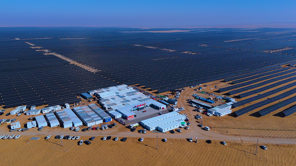 近日，在中國華能庫布齊新能源基地先導(dǎo)工程一期光伏項(xiàng)目現(xiàn)場，建設(shè)人員在做并網(wǎng)前的準(zhǔn)備工作。中國華能庫布齊新能源基地位于內(nèi)蒙古鄂爾多斯杭錦旗，是國家“沙戈荒”基地重點(diǎn)項(xiàng)目。項(xiàng)目規(guī)劃總裝機(jī)容量1600萬千瓦，包括風(fēng)電400萬千瓦，光伏800萬千瓦，配套支撐性煤電400萬千瓦，同步配置儲(chǔ)能和生態(tài)治理等項(xiàng)目。項(xiàng)目全面建成后，預(yù)計(jì)每年可提供清潔電能約274億千瓦時(shí)，節(jié)約標(biāo)準(zhǔn)煤約862萬噸，減排二氧化碳約2324萬噸，生態(tài)環(huán)保效益顯著。