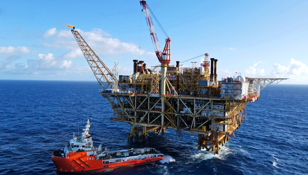 面對復雜的深海環境以及深水少井等挑戰，開發團隊通過創新深水復雜儲層精細描述技術，制訂專屬開發策略，探索形成深水氣田的高效建產模式。針對日益復雜的開發生產形勢，開發團隊根據實際生產情況構建動態監測與跟蹤管理體系，分類制訂生產管理策略，滾動分析“一井一策”執行情況，實現氣藏動態精細化管理，有效保障氣井生產。