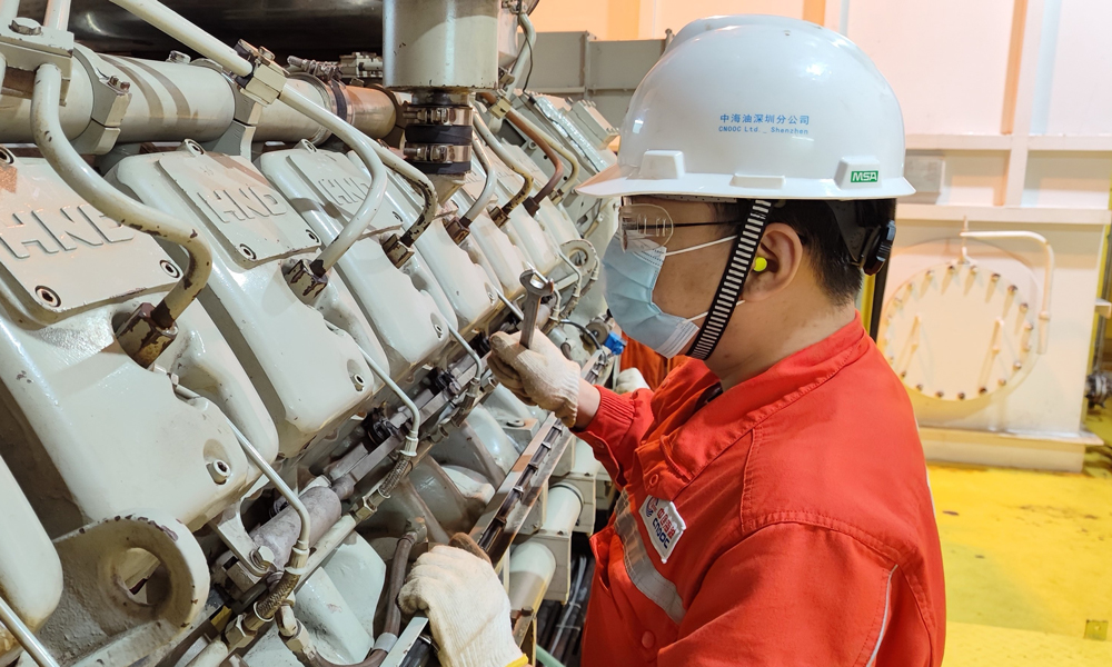 荔灣3-1平臺積極推動數智化建設，為氣田安全穩定生產注入科技動能。平臺與陸岸終端建立超遠距離通信，借助視頻監控、巡檢機器人、激光氣體檢測等技術，實現陸地遠程操控海上平臺生產，進一步增強臺風無人生產模式的安全性與可靠性。圖為工作人員開展應急發電機維保作業。