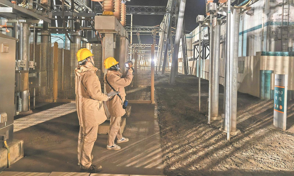 國家電網天津高壓公司運維人員在500千伏北郊變電站特巡充油充氣設備。