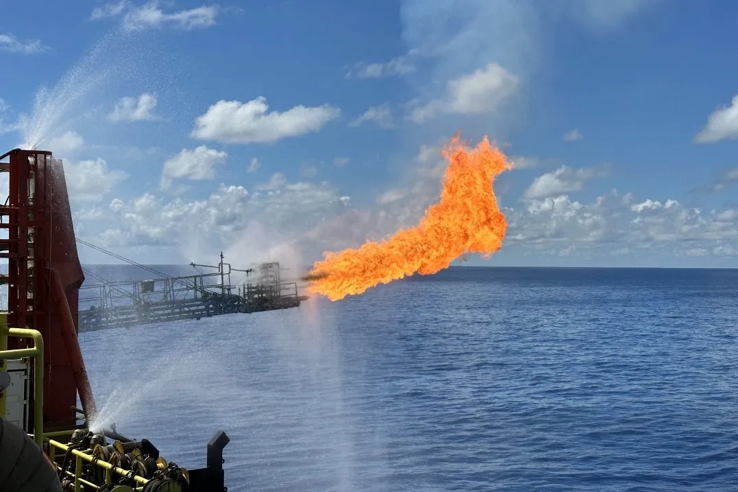 “南海八號”鉆井平臺在對開平南油田探井進行產(chǎn)量測試3.jpg “南海八號”鉆井平臺在對開平南油田探井進行產(chǎn)量測試3.jpg