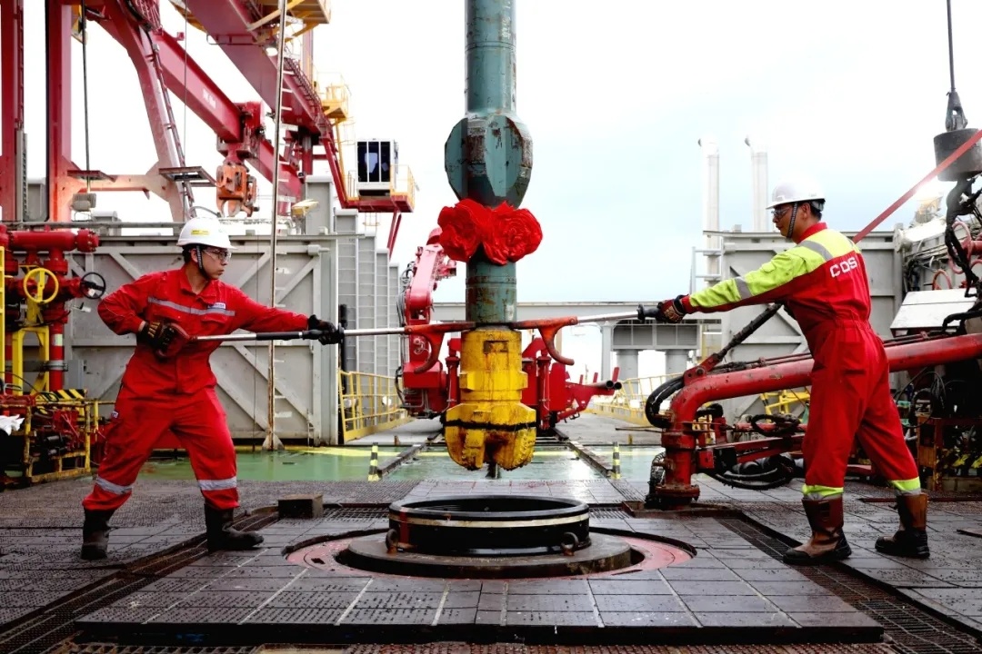 “深藍探索”在開平南油田進行鉆探作業(yè),噴射鉆頭正在入井.jpg “深藍探索”在開平南油田進行鉆探作業(yè),噴射鉆頭正在入井.jpg