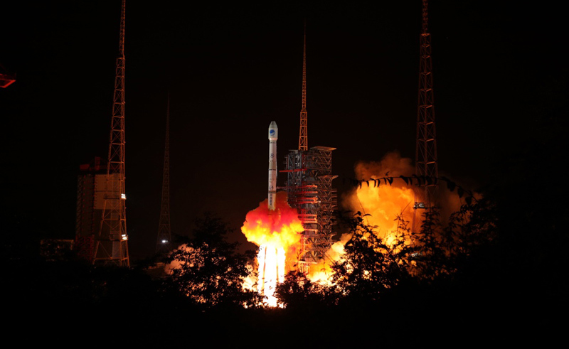 9月19日22時07分，我國在西昌衛星發射中心用長征三號乙運載火箭（及遠征一號上面級），以“一箭雙星”方式成功發射兩顆北斗導航衛星。新華社發（梁珂巖 攝）